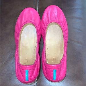 Size 7 fuchsia Tieks